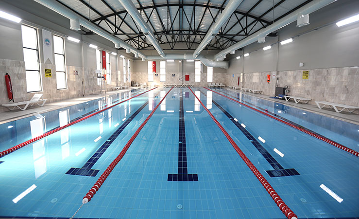 Ücretsiz havuza akın ettik