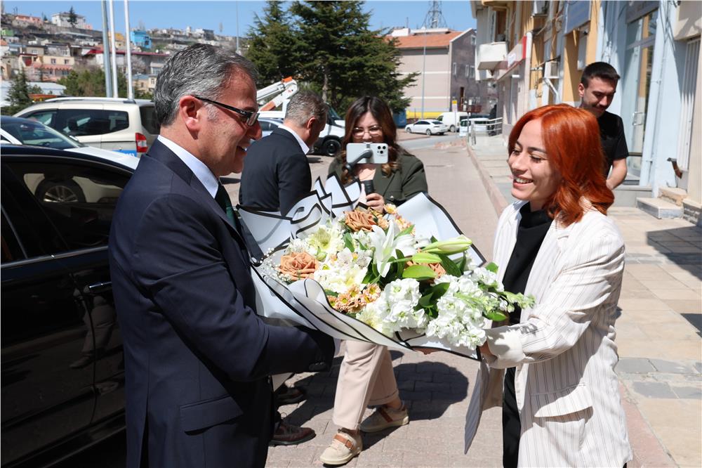 Özdoğan, Hacılar'da çiçeklerle karşılandı Özdoğan, Hacılar'da çiçeklerle karşılandı