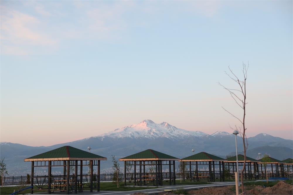 Bu bahçede Erciyes ve Kayseri manzarası bir arada