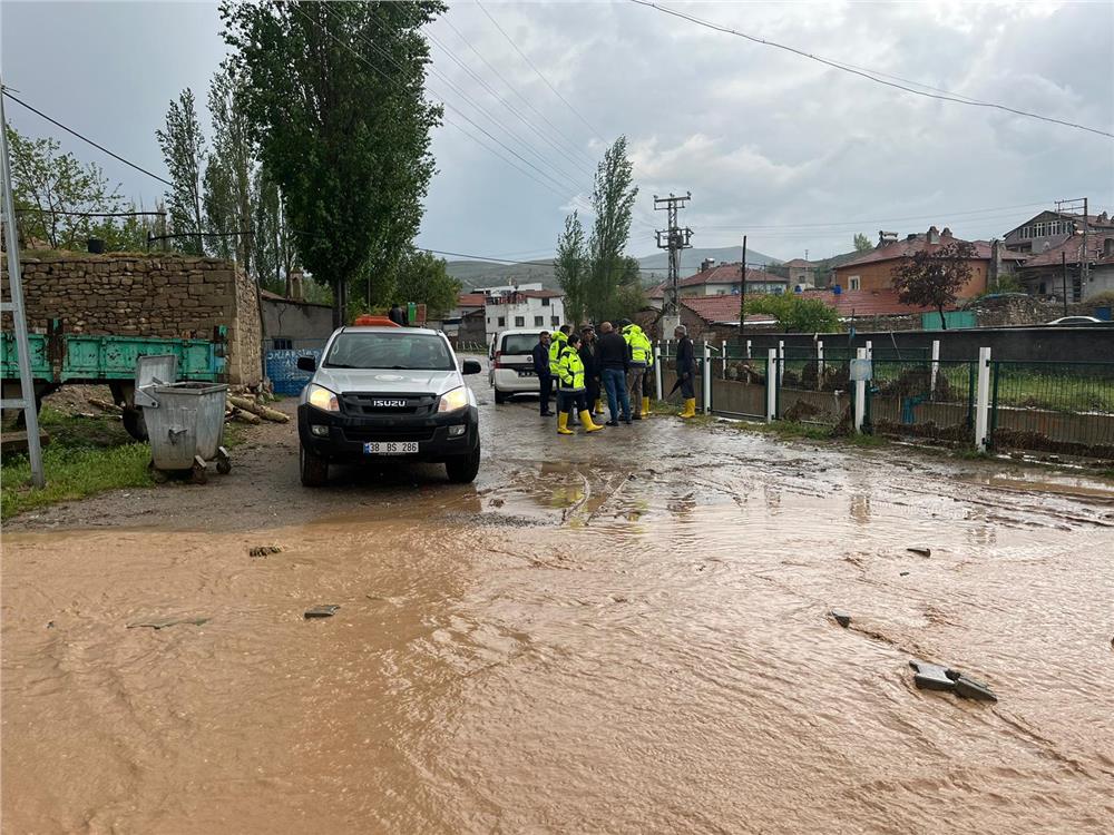 Bünyan'daki su baskınlarına belediyeden anında müdahale