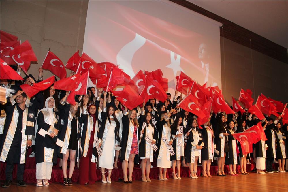 NNYÜ Güzel Sanatlar ve Tasarım Fakültesi Mezunlarını verdi