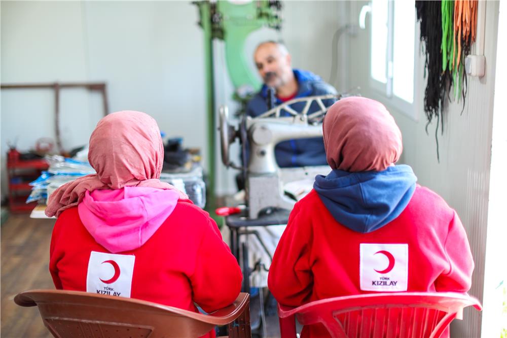 Türk Kızılay'dan depremzede esnafa yardım Türk Kızılay'dan depremzede esnafa yardım