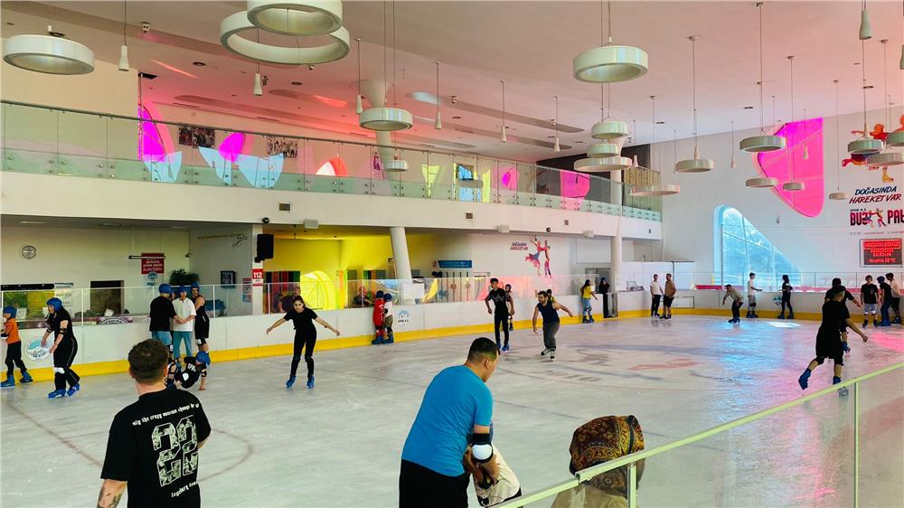 Kayserililer, Büyükşehir'in Buz Pateni Pistinde hem serinliyor hem spor yapıyorlar Kayserililer, Büyükşehir'in Buz Pateni Pistinde hem serinliyor hem spor yapıyorlar