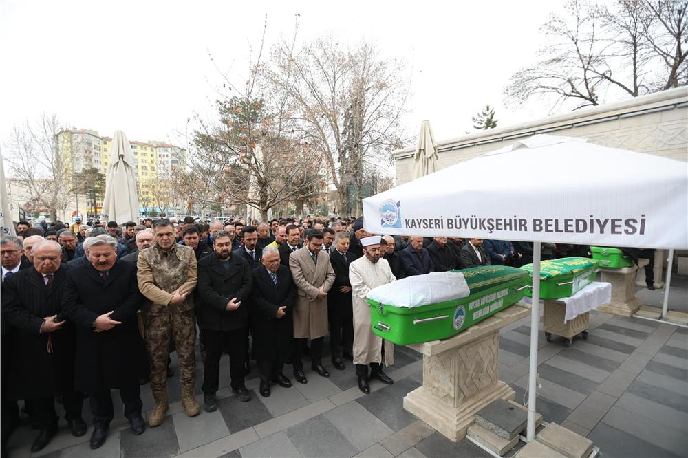 Büyükkılıç, Bolu'daki yangında hayatını kaybeden Eslem'i son yolculuğuna uğurladı Büyükkılıç, Bolu'daki yangında hayatını kaybeden Eslem'i son yolculuğuna uğurladı