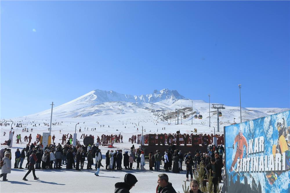 Erciyes yerli ve yabancı turistlerin akınına uğruyor Erciyes yerli ve yabancı turistlerin akınına uğruyor