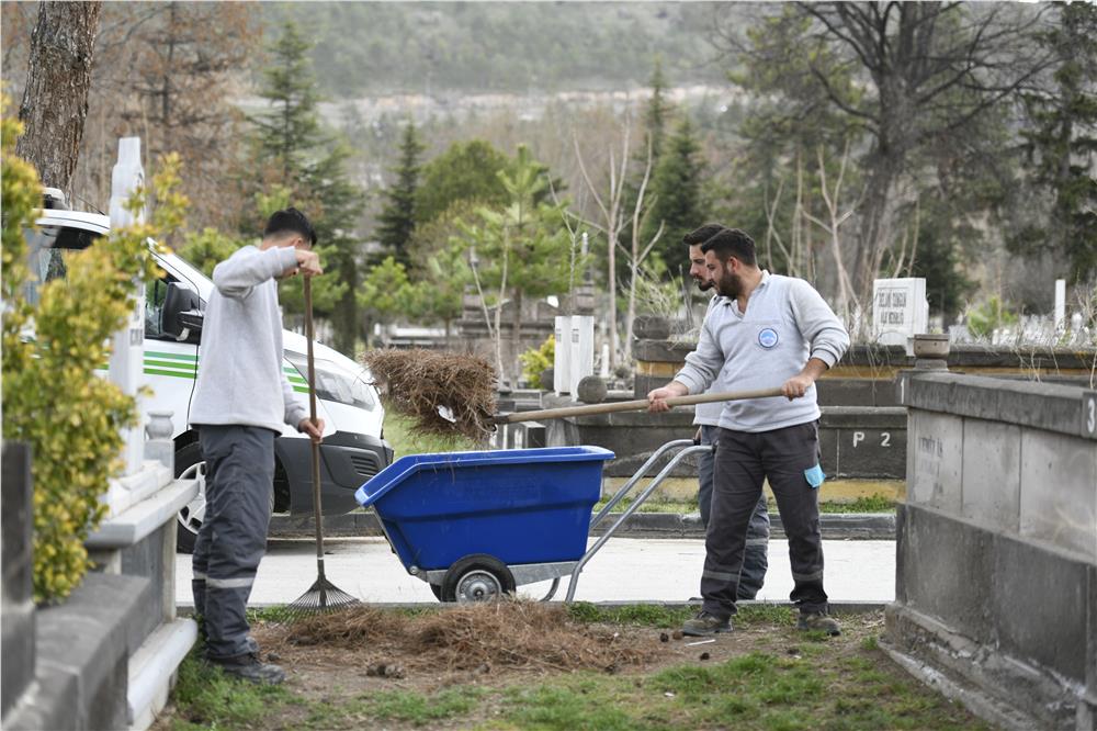 Kayseri'deki mezarlıklarda bayram hazırlığı