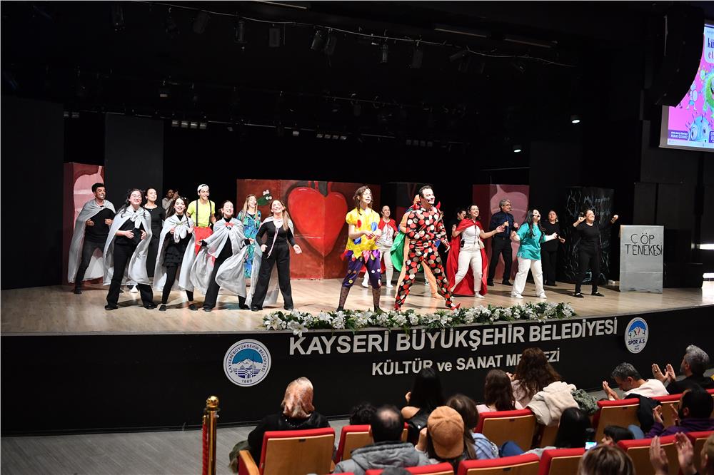 Kayseri'de çocuklar müzikal ile eğlendi Kayseri'de çocuklar müzikal ile eğlendi