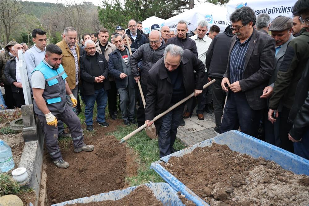 Talas Belediye Başkanı Yalçın'dan anne Yalçın'a son vazife