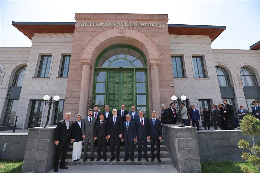 Bakan Işıkhan Kayseri'deki Mutfak Sanatları Merkezi'ni gezdi Bakan Işıkhan Kayseri'deki Mutfak Sanatları Merkezi'ni gezdi