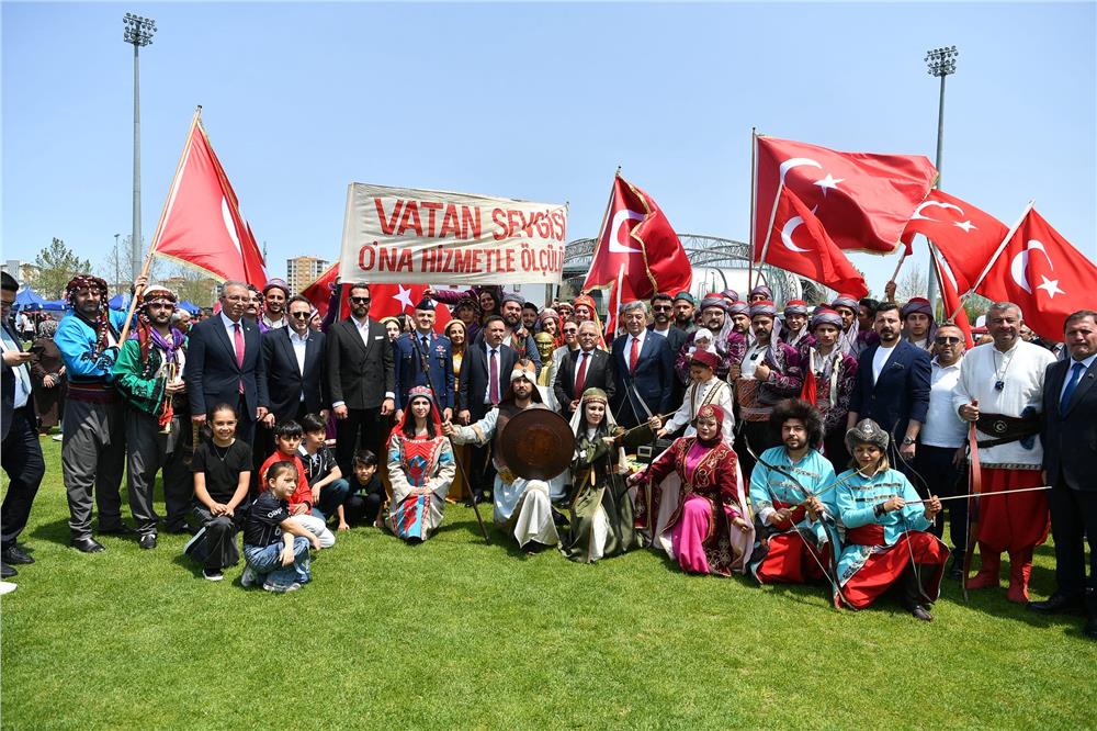 Başkan Büyükkılıç, 19 Mayıs'ta gençlerin bayram coşkusuna ortak oldu Başkan Büyükkılıç, 19 Mayıs'ta gençlerin bayram coşkusuna ortak oldu