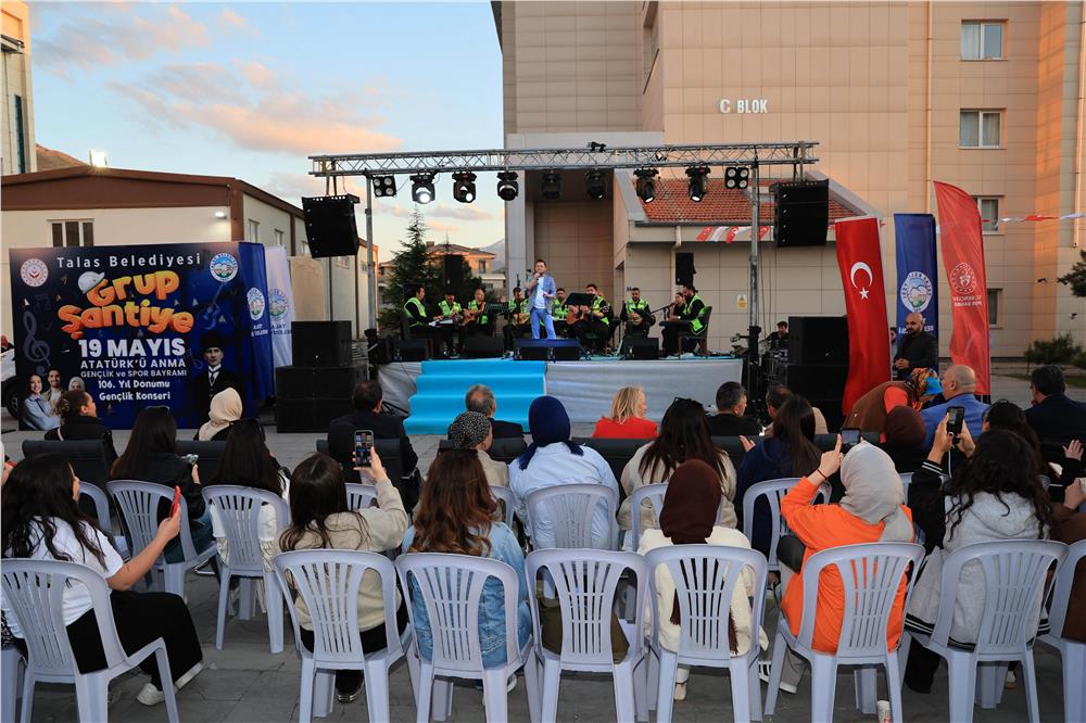 Talas'taki Grup Şantiye, gençlik konserinde sahne aldı Talas'taki Grup Şantiye, gençlik konserinde sahne aldı