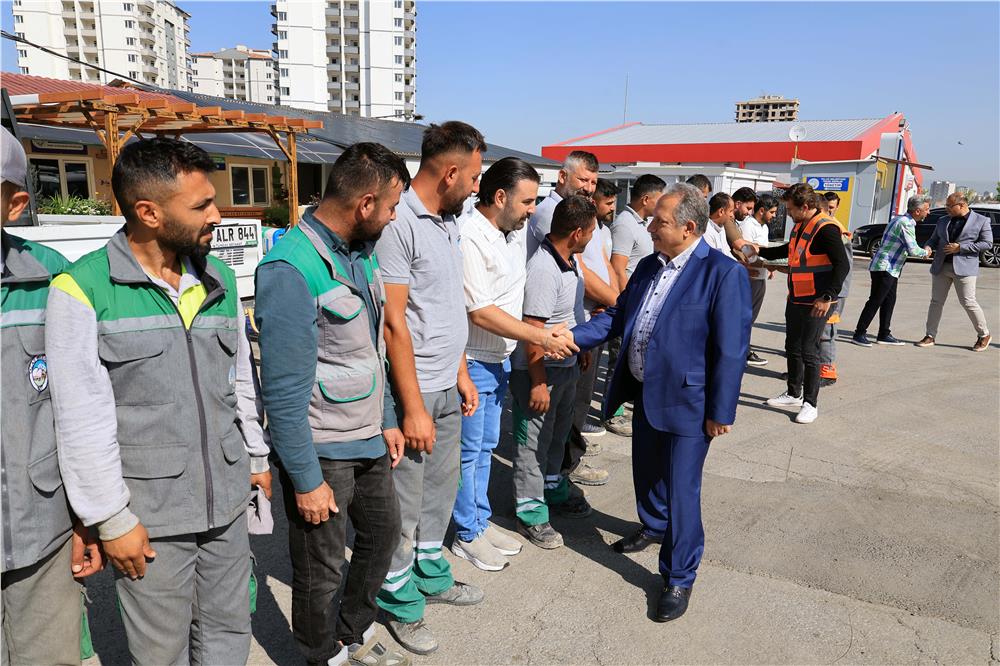 Başkan Yalçın personelle bayramlaştı