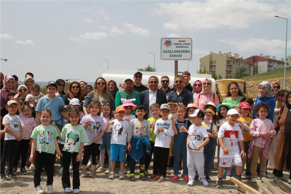 Kayseri'de minik doğaseverler 500 fidanı toprakla buluşturdu Kayseri'de minik doğaseverler 500 fidanı toprakla buluşturdu