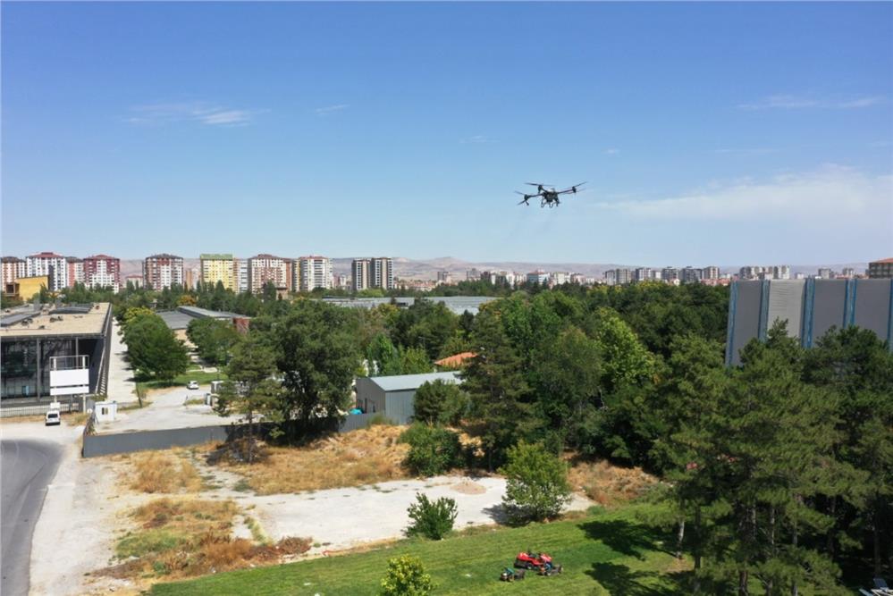 Kocasinan Belediyesi "drone ile" tüm açık alanları ilaçlıyor