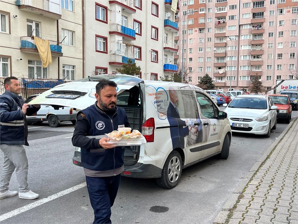 Kocasinan Belediyesi her gün evlere 4 çeşit sıcak yemek götürüyor