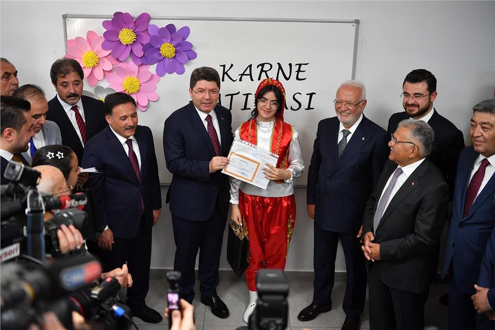 Osman Ulubaş Köşk Ortaokulu'nda karne sevinci Osman Ulubaş Köşk Ortaokulu'nda karne sevinci
