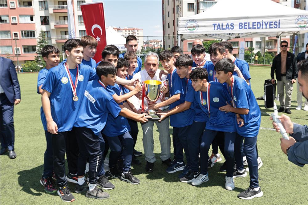 Talas Belediyespor Yaz Futbol Okulu kapılarını açtı Talas Belediyespor Yaz Futbol Okulu kapılarını açtı