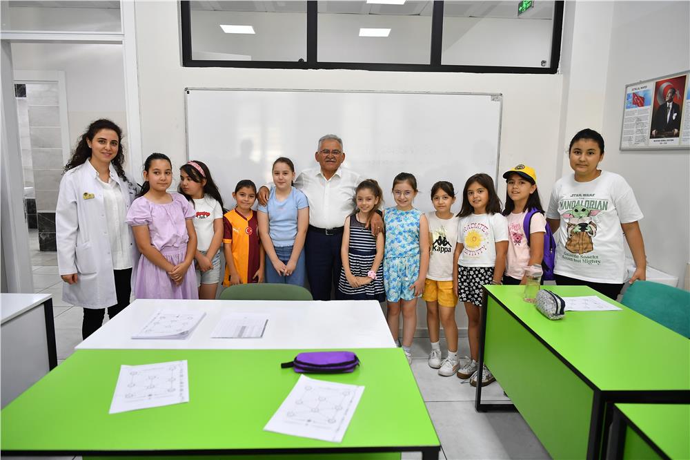Başkan Büyükkılıç, yaz okulunu ziyaret etti Başkan Büyükkılıç, yaz okulunu ziyaret etti
