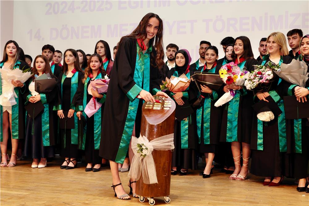 ERÜ Adalet MYO'da 14. dönem mezuniyet sevinci