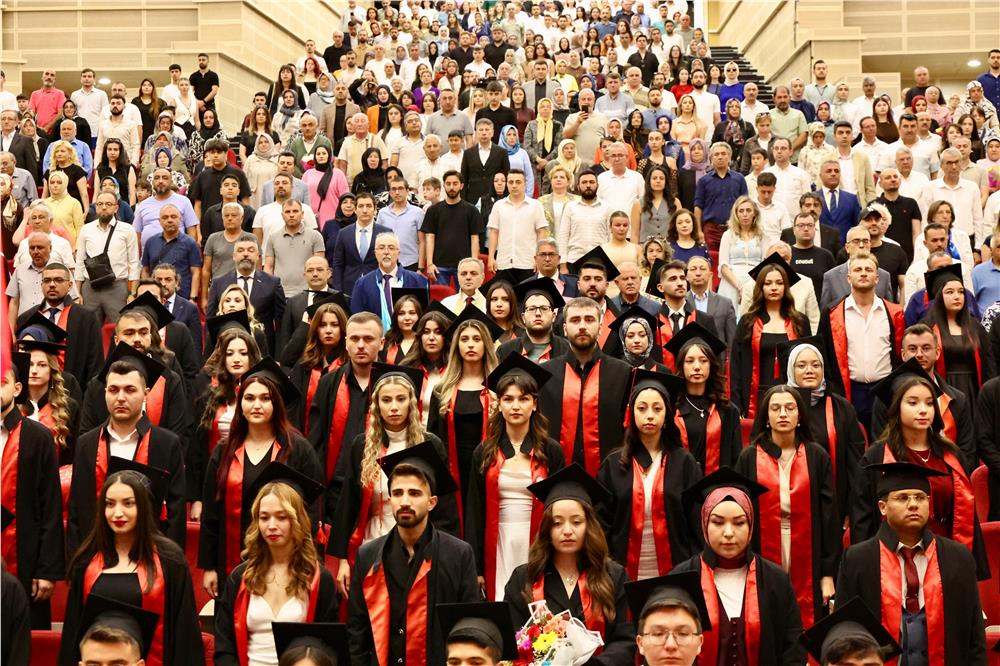 ERÜ İktisadi ve İdari Bilimler Fakültesi'nde mezuniyet coşkusu