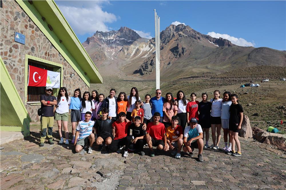 HADAK sporcuları Erciyes'in zirvesine tırmandı