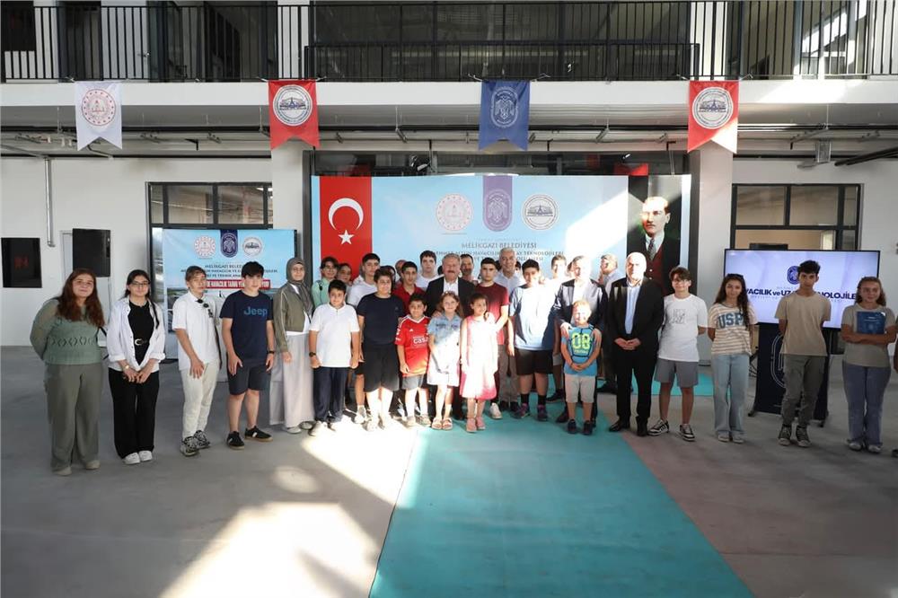 Kayseri'deki Havacılık Lisesi öğrenci ve velilere tanıtıldı Kayseri'deki Havacılık Lisesi öğrenci ve velilere tanıtıldı