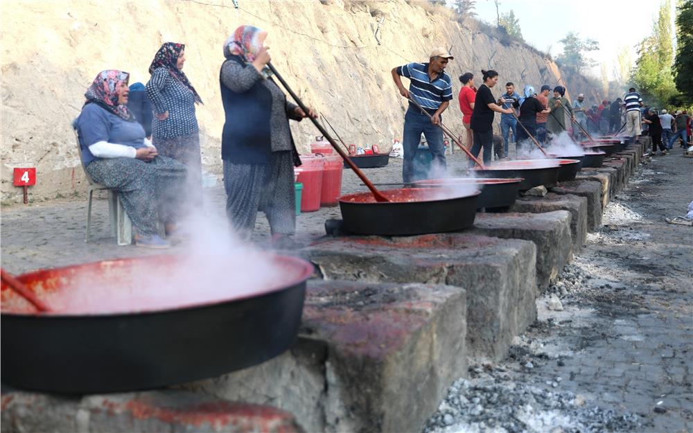 Melikgazi'de salçalar kaynamaya başlıyor