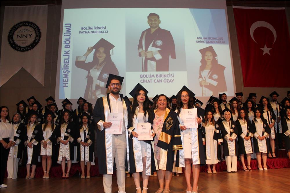 NNYÜ Sağlık Bilimleri Fakültesi'nde mezuniyet heyecanı