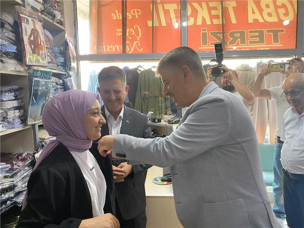 AK Partili Çopuroğlu uzak yakın demeden kapı kapı dolaşıyor