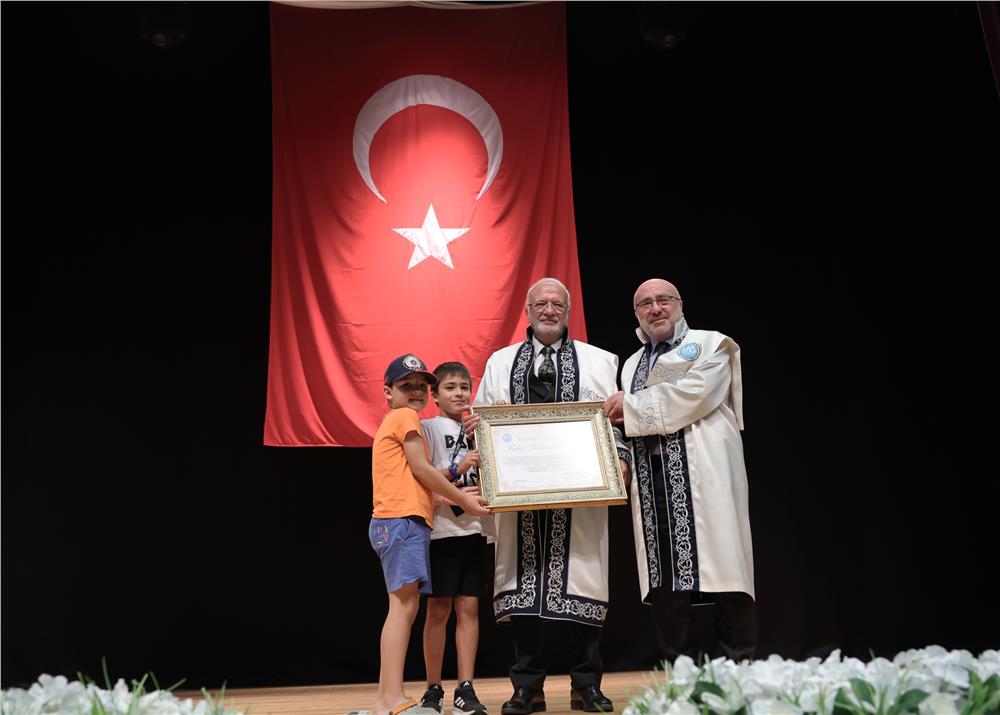 AK Partili Elitaş'a fahri doktora unvanı AK Partili Elitaş'a fahri doktora unvanı