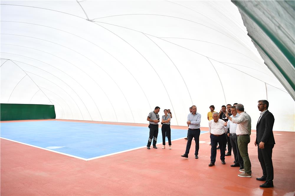 Büyükkılıç; üzeri kapatılan tenis kortları çalışmaları inceledi