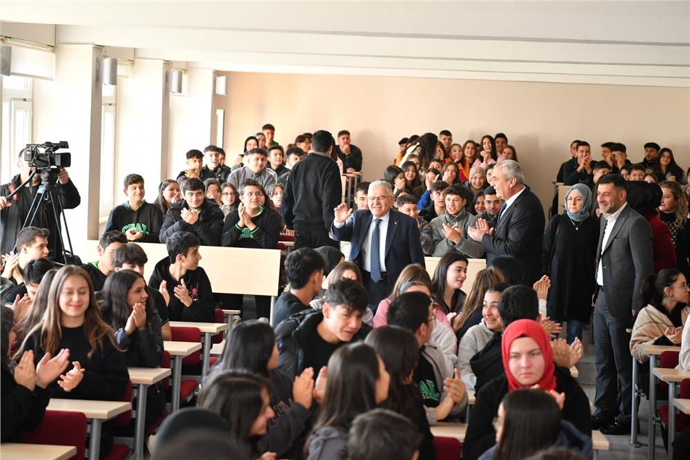Kayseri'deki öğrencilere ulaşım kartı desteği