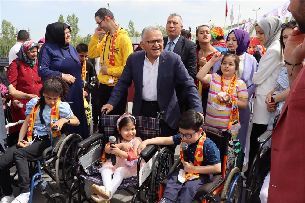 Kayseri'deki özel bireylere güvenli ve engelsiz hizmetler veriliyor Kayseri'deki özel bireylere güvenli ve engelsiz hizmetler veriliyor