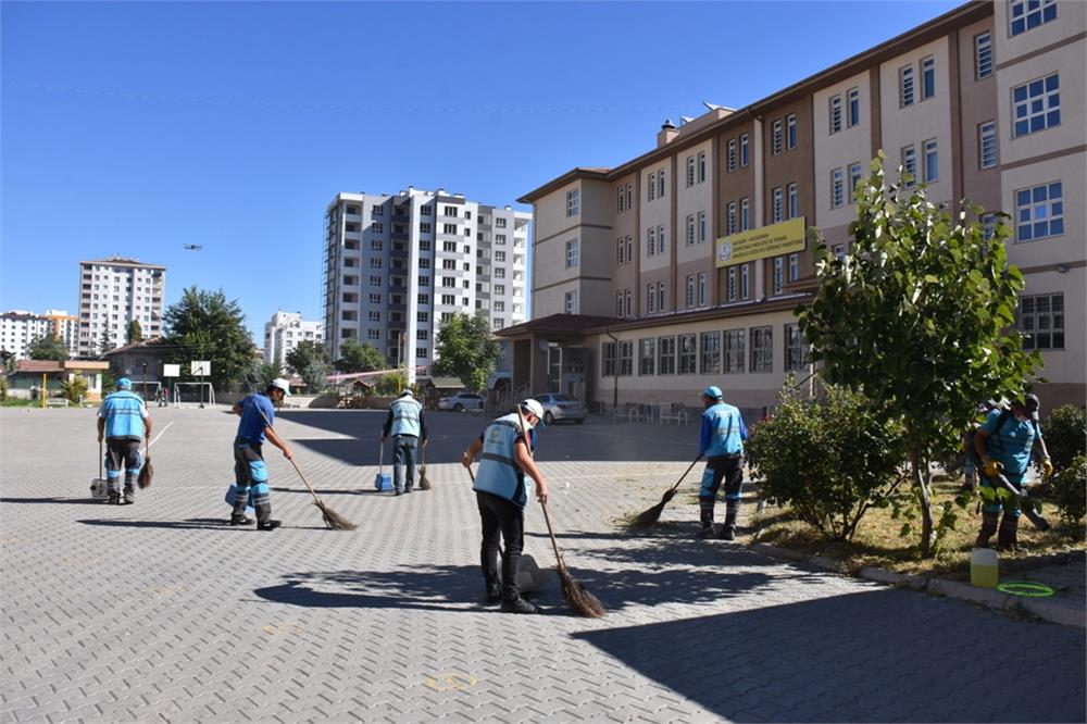 Kocasinan Belediyesi ilçedeki okulları yeni döneme hazırlıyor Kocasinan Belediyesi ilçedeki okulları yeni döneme hazırlıyor