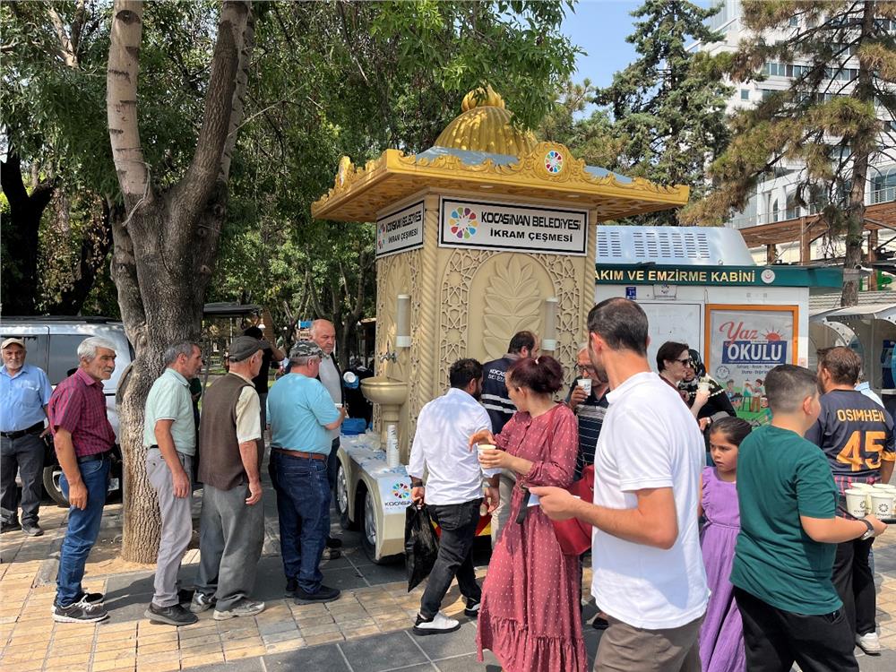 Kocasinan Belediyesi sıcaktan bunalan vatandaşa limonata ikram ediyor