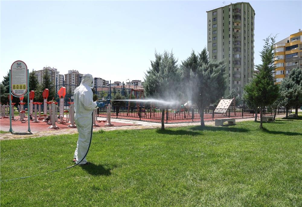 Melikgazi Belediyesi ilaçlama çalışmalarına ara vermiyor