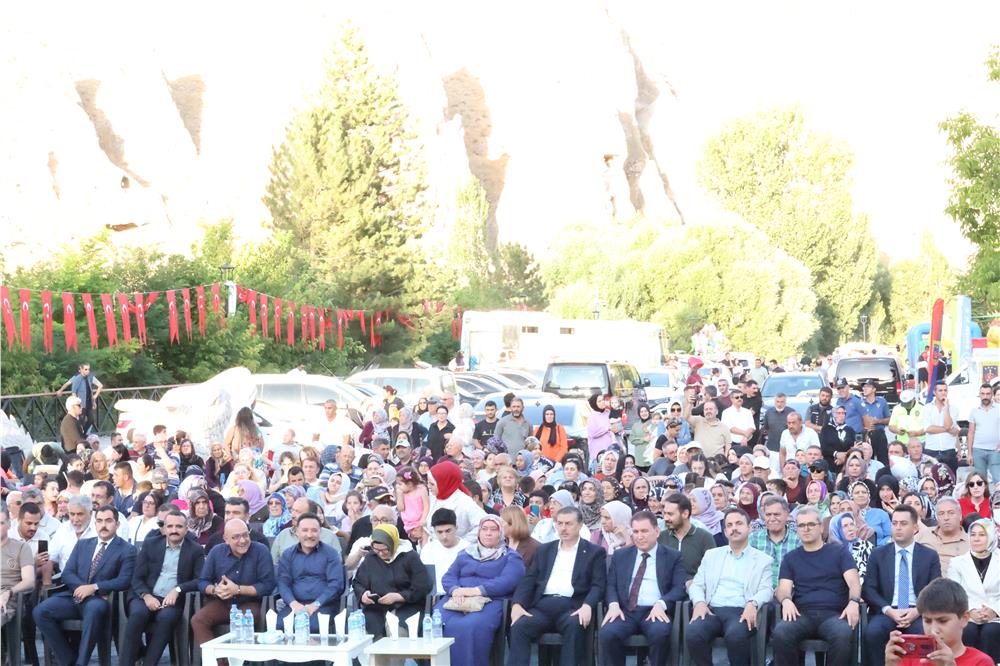 Minikler, Soğanlı Vadisi 2. Geleneksel Turizm Festivali'nde eğlendi Minikler, Soğanlı Vadisi 2. Geleneksel Turizm Festivali'nde eğlendi