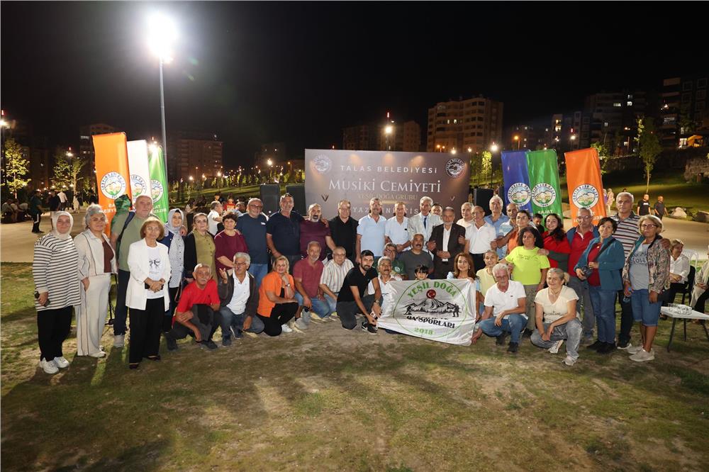 Talas sakinleri millet bahçesinin tadını çıkarıyor