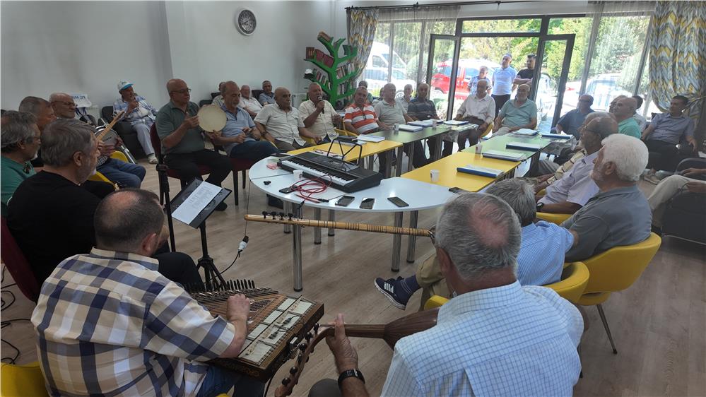 Ulu Çınarlar Korosu geçmişi bugüne taşıyor