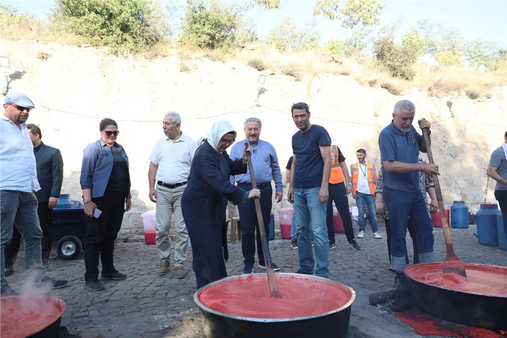 Vekil Böhürler, Kayseri'de salça kaynattı Vekil Böhürler, Kayseri'de salça kaynattı