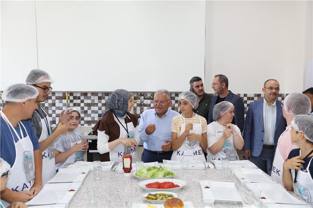 Büyükkılıç, özel çocuklarla hamburger yaptı Büyükkılıç, özel çocuklarla hamburger yaptı