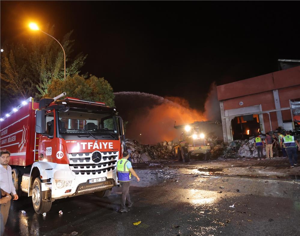 Kayseri OSB'deki Milkay Tekstil küle döndü Kayseri OSB'deki Milkay Tekstil küle döndü