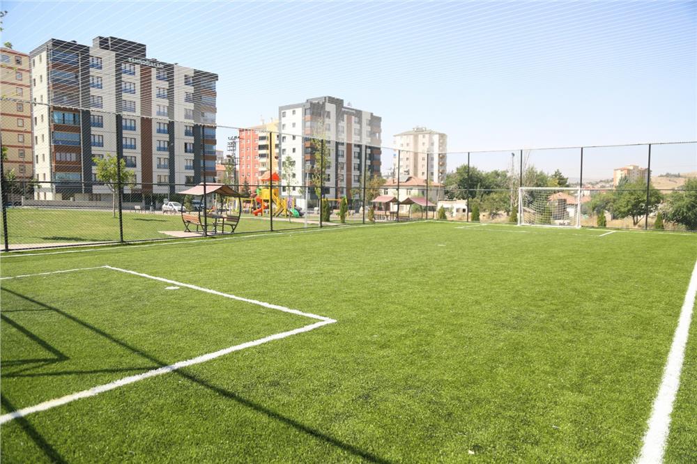 Melikgazi Belediyesi üç ayrı mahalleye futbol sahası yapıyor