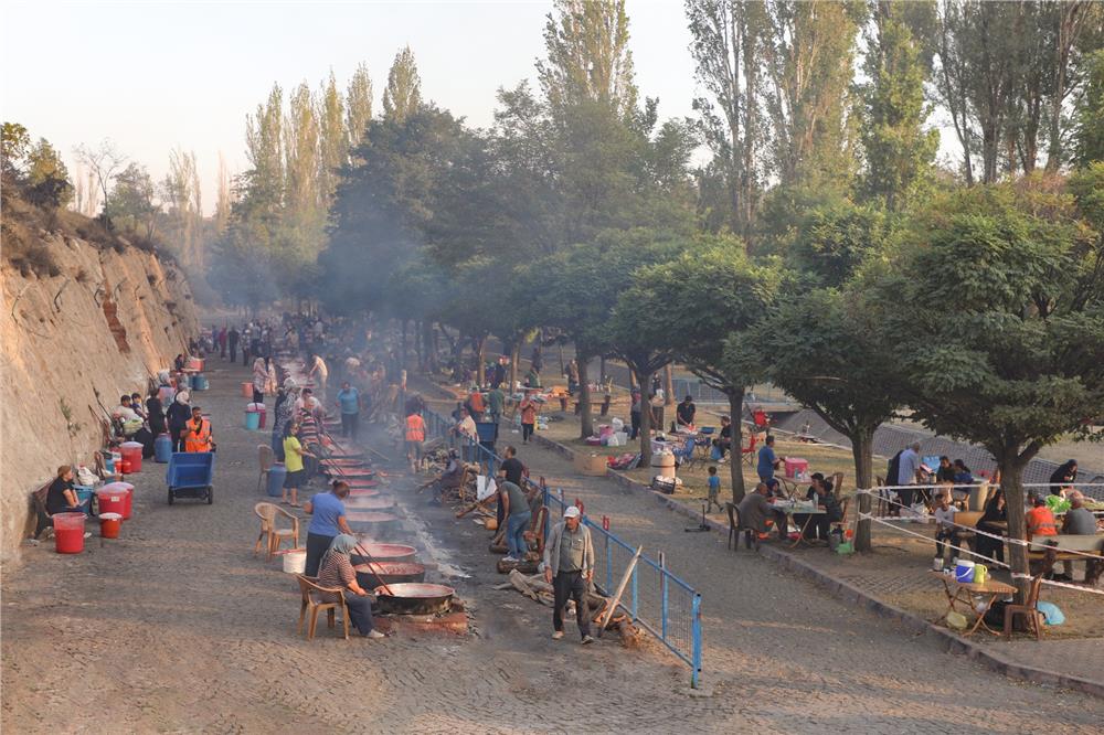 Melikgazi'de 4 bin 300 aile salça kaynattı Melikgazi'de 4 bin 300 aile salça kaynattı