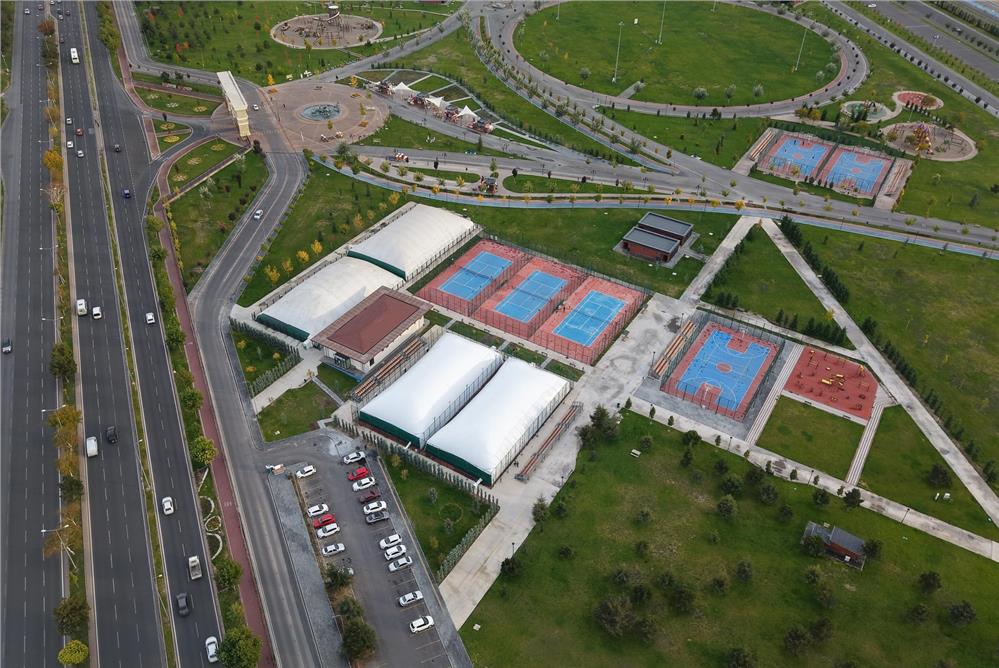 Büyükkılıç, yeni balon tenis kortlarını inceledi Büyükkılıç, yeni balon tenis kortlarını inceledi