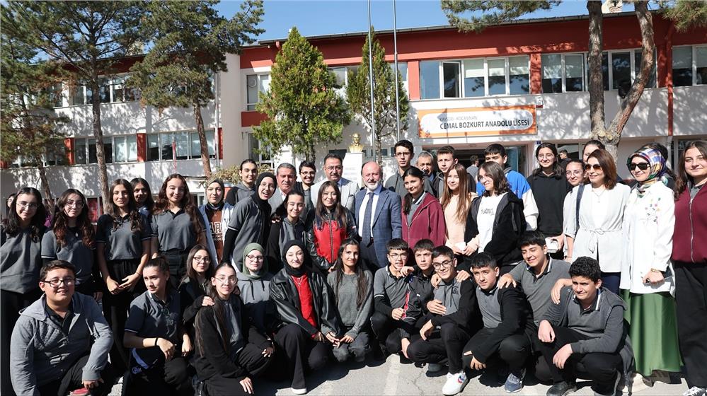Çolakbayrakdar, gençlerle Çolakbayrakdar, gençlerle