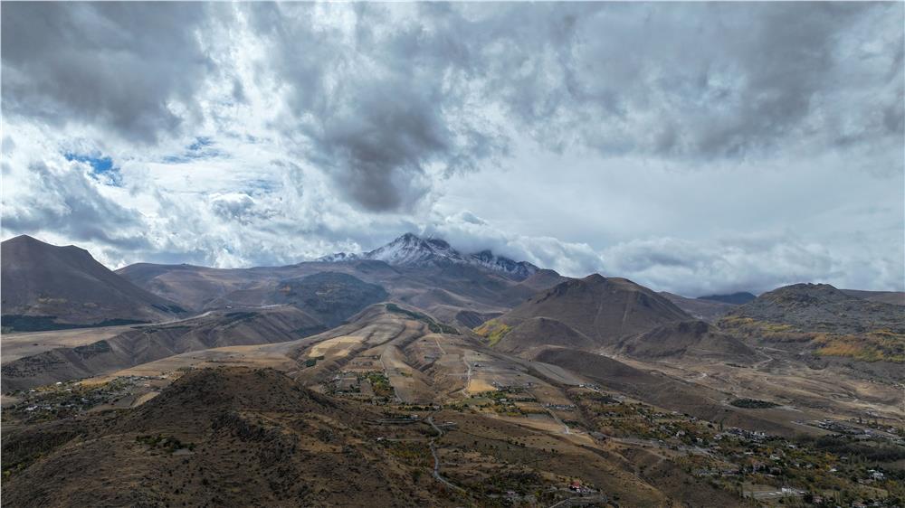 Erciyes Dağı’na sezonun ilk karı düştü
