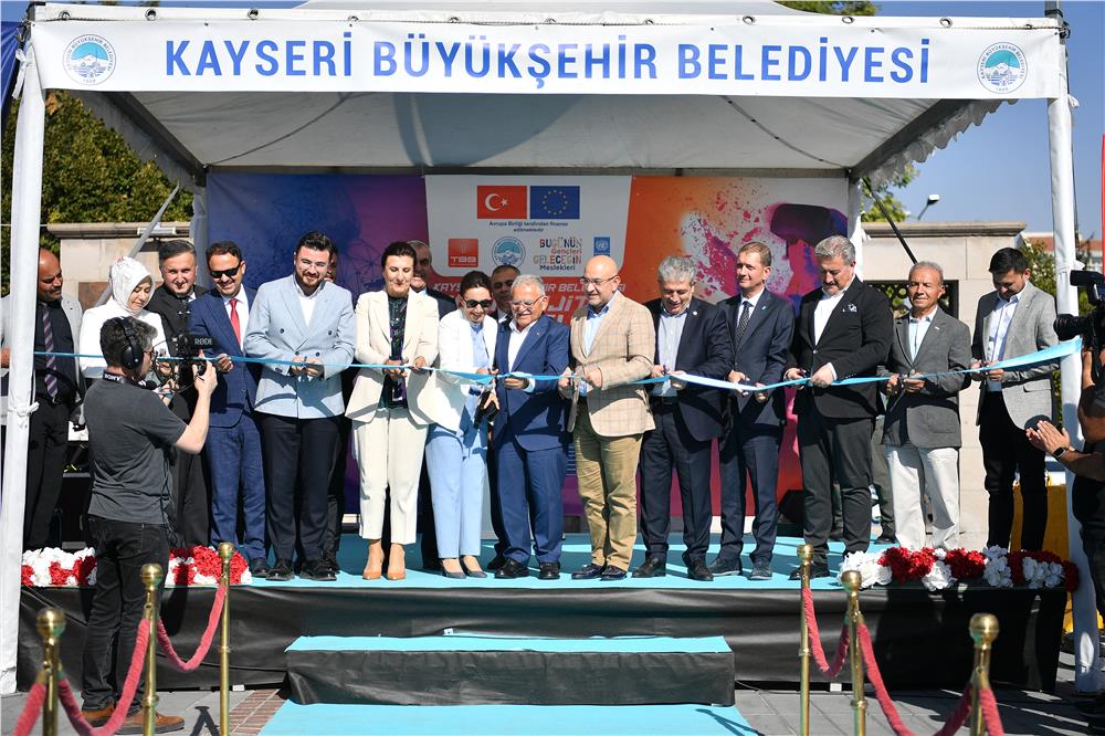 Mobil Dijital Gençlik Merkezi açıldı Mobil Dijital Gençlik Merkezi açıldı