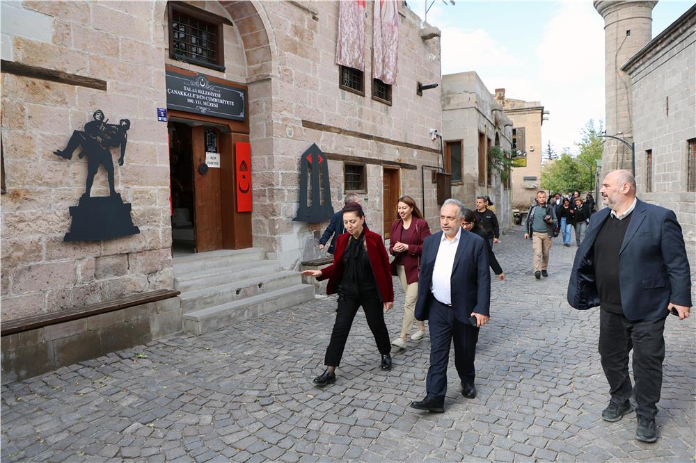 Talas Belediyesi sanatla toplumu buluşturuyor