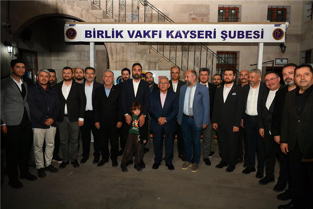 Başkan Büyükkılıç, Birlik Vakfı'na misafir oldu Başkan Büyükkılıç, Birlik Vakfı'na misafir oldu